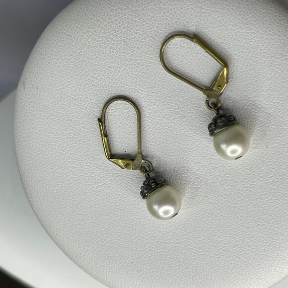 Earrings gold tone burnished with faux pearl drops pierced classic versatile - Picture 4 of 7